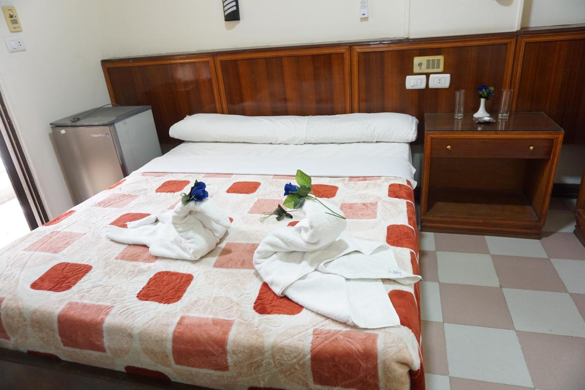 Merry Land Hotel & Roof Top Nile Restaurant Luksor Exterior foto